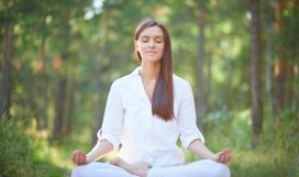 Mujer concentrada meditando en la naturaleza _ Foto Gratis Mujer concentrada meditando en la naturaleza _ Foto Gratis